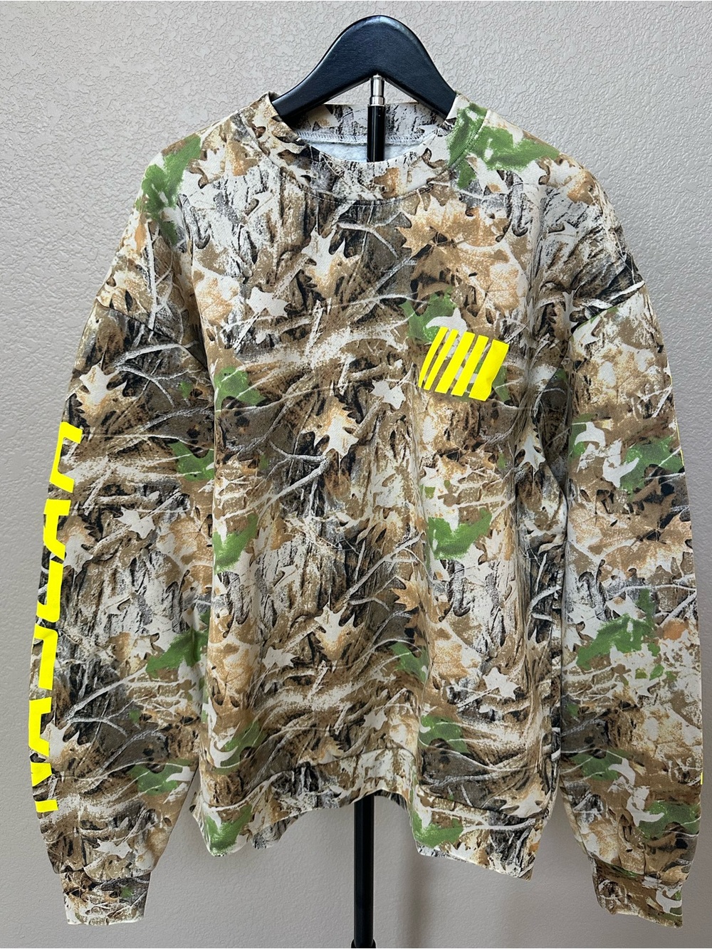 NASCAR Camouflage Crewneck Fleece Sweatshirt. NWT• Neon LOGO ×3 • Size LARGE